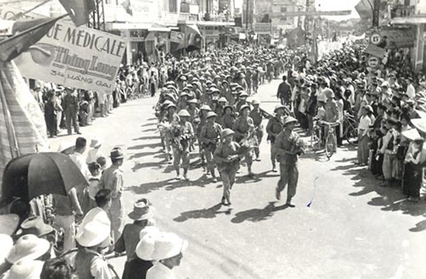 "Đại quân ta" bước đi trong sự chào đón nồng nhiệt của người dân Hà Nội.