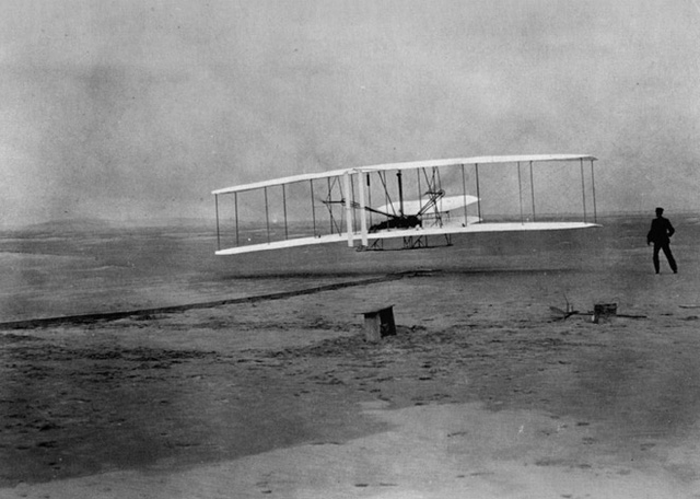 Chiếc máy bay đầu tiên trên thế giới (17 - 12 - 1903, bay được 12 giầy)